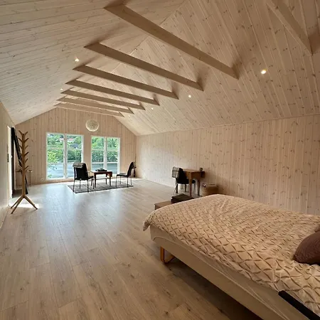 Idyllic House - 4 & 2 Glamping Tents Available *