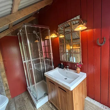 Idyllic House - 4 & 2 Glamping Tents Available Holiday home *