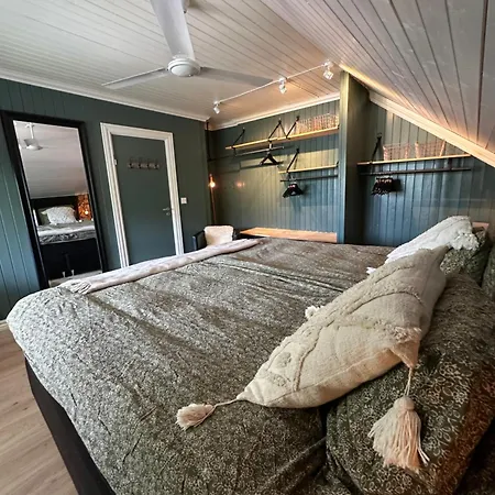 Casa de Férias Idyllic House - 4 & 5 M Glamping Tent - Boat & Sup *